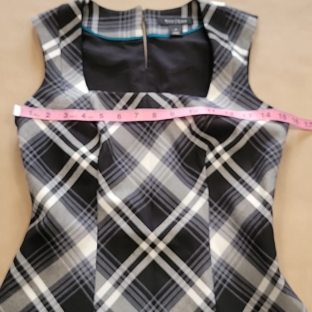White House Black Market Size 0 Black & White Plaid Sleeveless Top / Vest